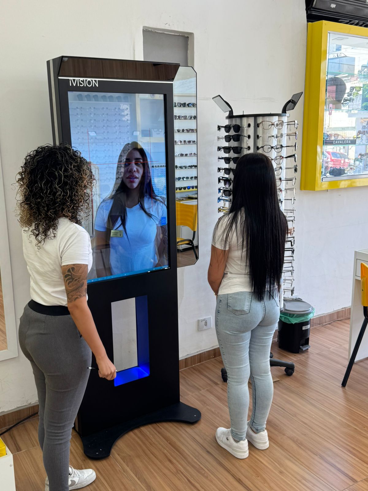 Clientes usando a IVision na Ótica MaisLuz