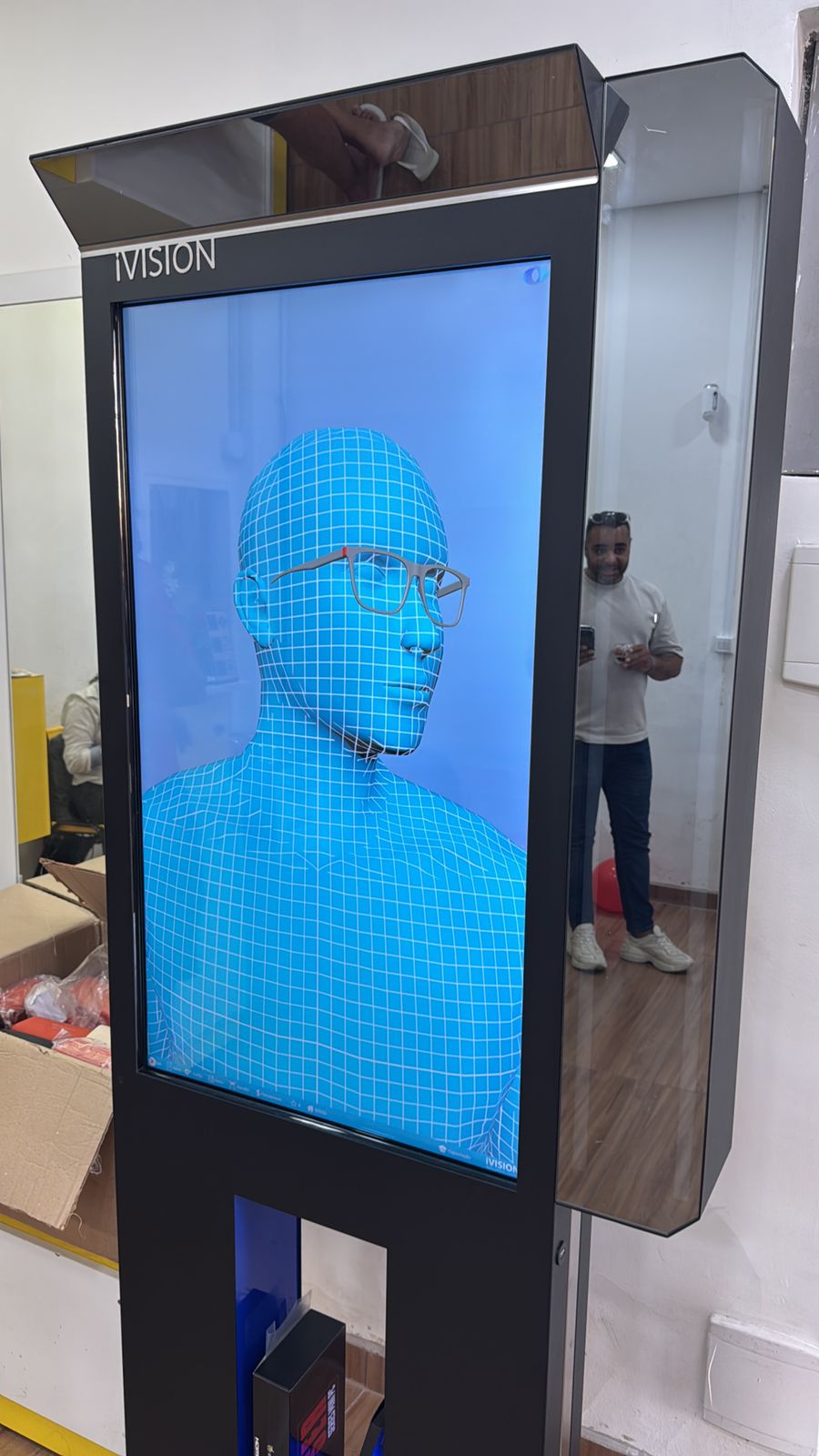 IVision analisando o rosto para indicar óculos